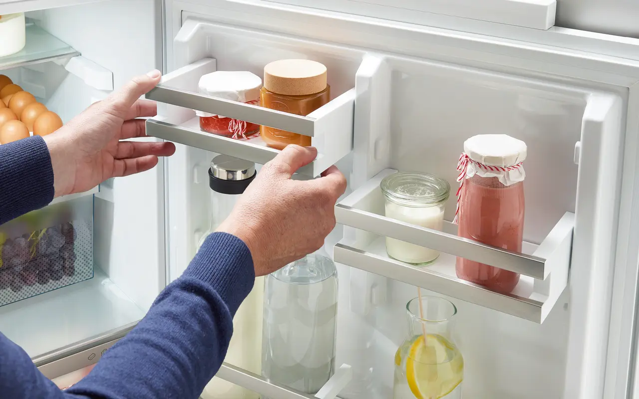 URc 3701 Pure Refrigerator suitable for undercounter installation